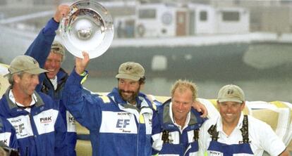 Paul Cayard (centro) y su tripulación del EF Language celebra su victoria tras ganar la primera etapa de la regata Whitbread.