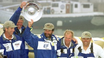 Paul Cayard (centro) y su tripulación del EF Language celebra su victoria tras ganar la primera etapa de la regata Whitbread.