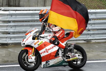 Bradl celebra sobre el asfalto de Silverstone el triunfo final.