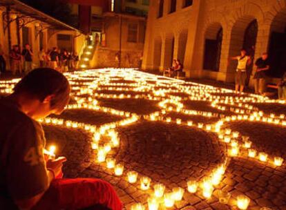 12.444 velas iluminan el casco antiguo de Lausana (Suiza) con la instalación del pintor catalán Josep María Soler Casas