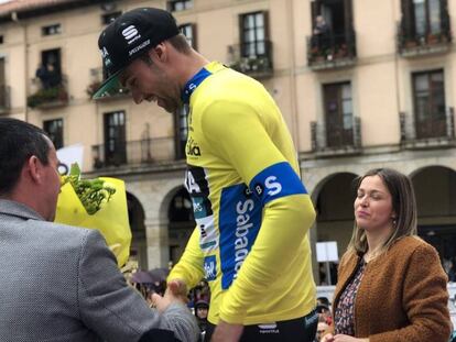 Maximilian Schachmann, tras ganar la primera etapa de la Vuelta al País Vasco.