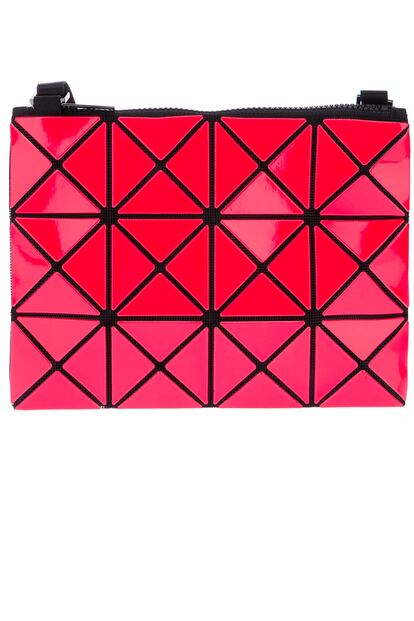 El Bao Bao de Issey Miyake tiene un acabado muy futurista que puede dar el toque de color a looks de líneas sencillas y monocromos (244 euros).