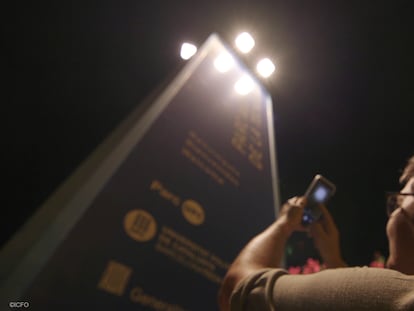 Un voluntario roma una imagen de una luz artificial en el municipio de Castelldefels.