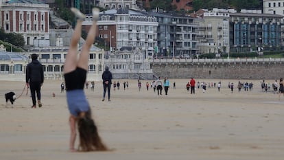 Playa de la Concha, en San Sebastián, a primera hora de este sábado.