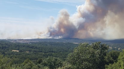 El humo del incendio en Navaluenga, en Ávila, desde lejos, en una fotografía cedida.