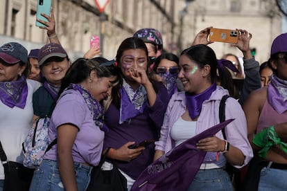 Mujeres participan en una marcha por el Día Internacional de la Mujer en Ciudad de México, México,en 2023.