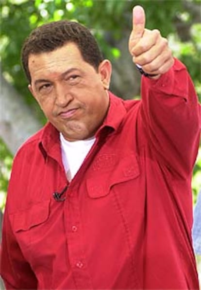 Chávez saluda antes de iniciar su programa televisivo <b></b><i>Aló Presidente</i>.