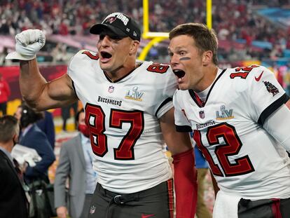 Rob Gronkowski y Tom Brady celebran el campeonato con Tampa Bay Buccaneers.