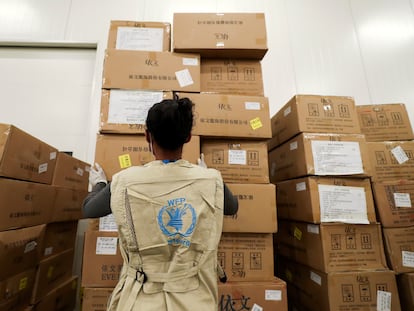 Una trabajadora del Programa Mundial de Alimentos organiza cajas en un almacén designado por las Naciones Unidas para ayuda humanitaria a África para combatir el brote de covid, en el Aeropuerto Internacional Bole en Addis Abeba (Etiopía) el pasado 14 de abril.