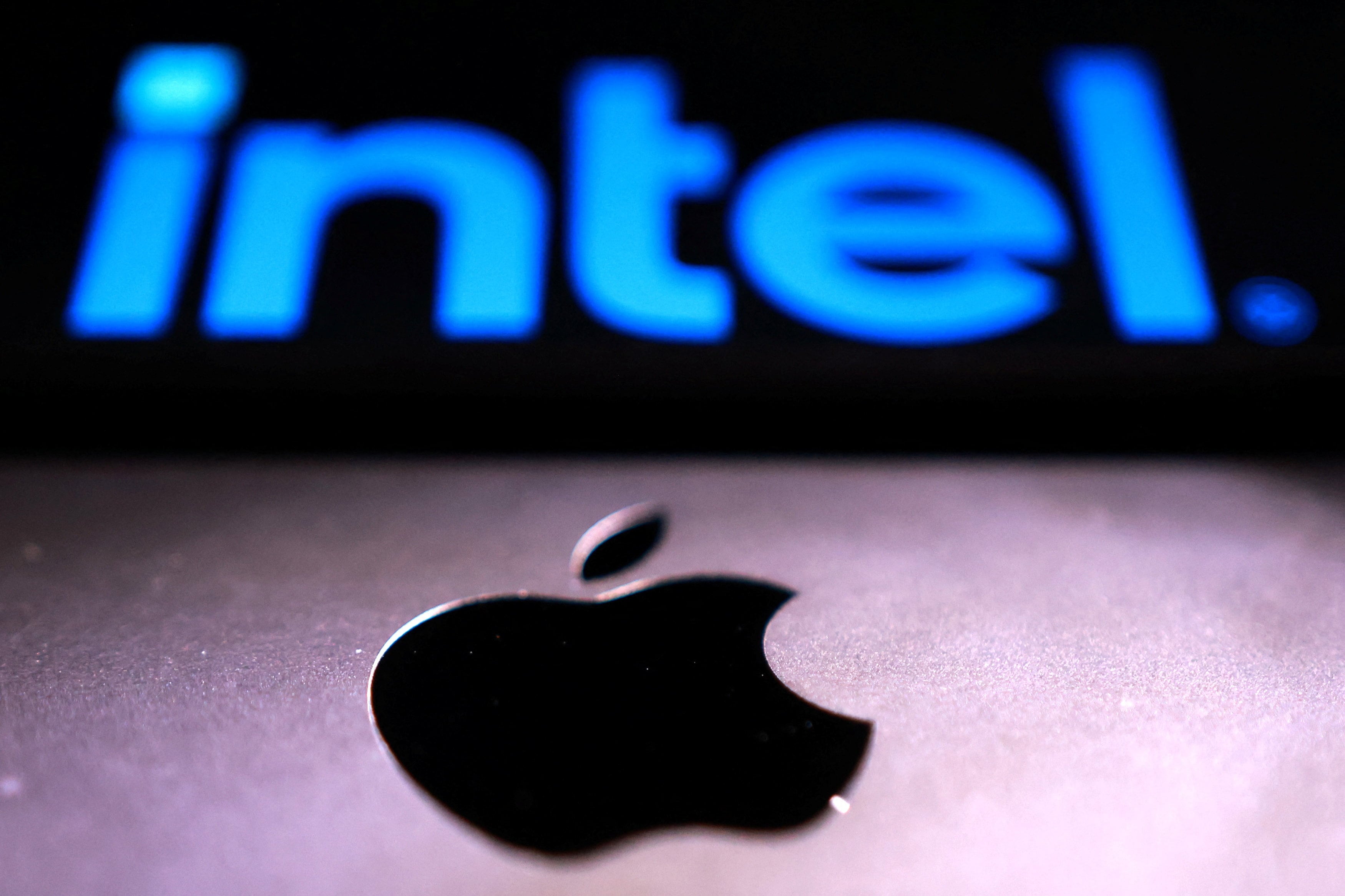 Logos de Intel y Apple.