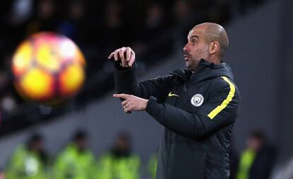 Pep Guardiola gesticula durante el &uacute;ltimo partido del Manchester City.