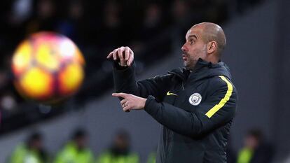 Pep Guardiola gesticula durante el &uacute;ltimo partido del Manchester City.