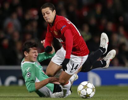 Chicharito escapa de la entrada de Rada.