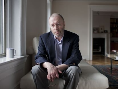 Christopher Hitchens, periodista y polemista brit&aacute;nico-estadounidense, en su casa. 