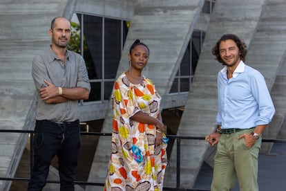 Los nuevos directores artísticos del MAM, Pablo Lafuente (izquierda) y Leyna Eleison, junto al director ejecutivo, Fábio Szwarcwald, en una fotografía difundida por el museo carioca.