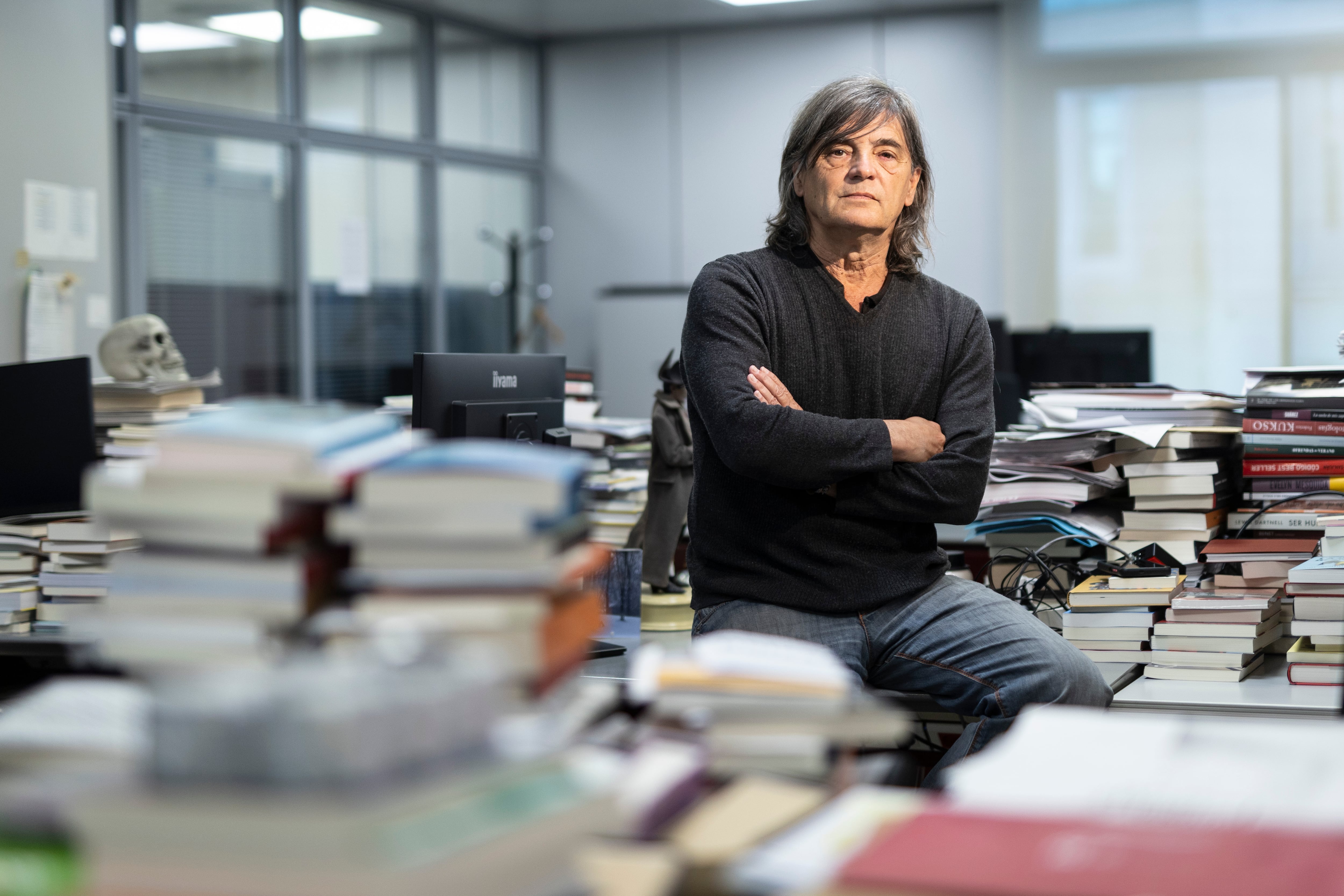 El periodista Jacinto Antón en la redacción de EL PAÍS de Barcelona.