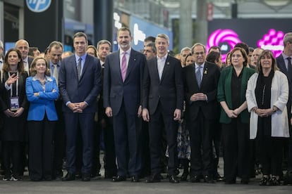 El rei Felip VI, acompanyat per Pedro Sánchez, Quim Torra, Ada Colau, Nuria Marín, Pedro Duque i Elena Salgado, durant la inauguració del Mobile World Congress.