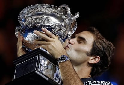 Federer besa el trofeo de campeón en Australia.