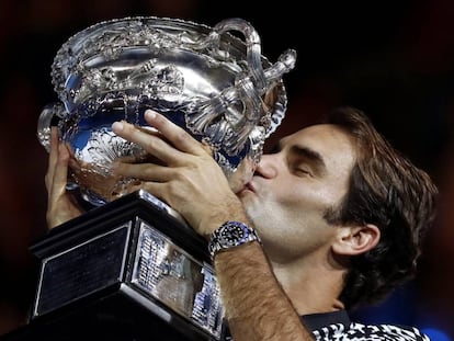 Federer besa el trofeo de campeón en Australia.