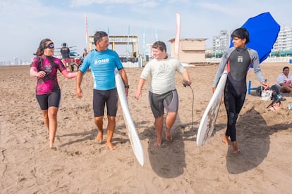 De izquierda a derecha: Florencia Deamiguez, Lucas Rubiño, Martín Nicolás Tansola y Maximiliano Juarez. Deamiguez y Tansola son alumnos de la escuela, mientras Lucas es el creador de la escuela de surf y Maximiliano es uno de los profesores.