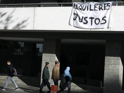 Una pancarta a favor de alquileres más asequibles en una finca de la Diagonal, en Barcelona. 
 
