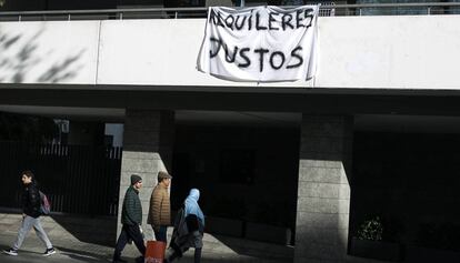 Una pancarta a favor de alquileres más asequibles en una finca de la Diagonal, en Barcelona. 
 