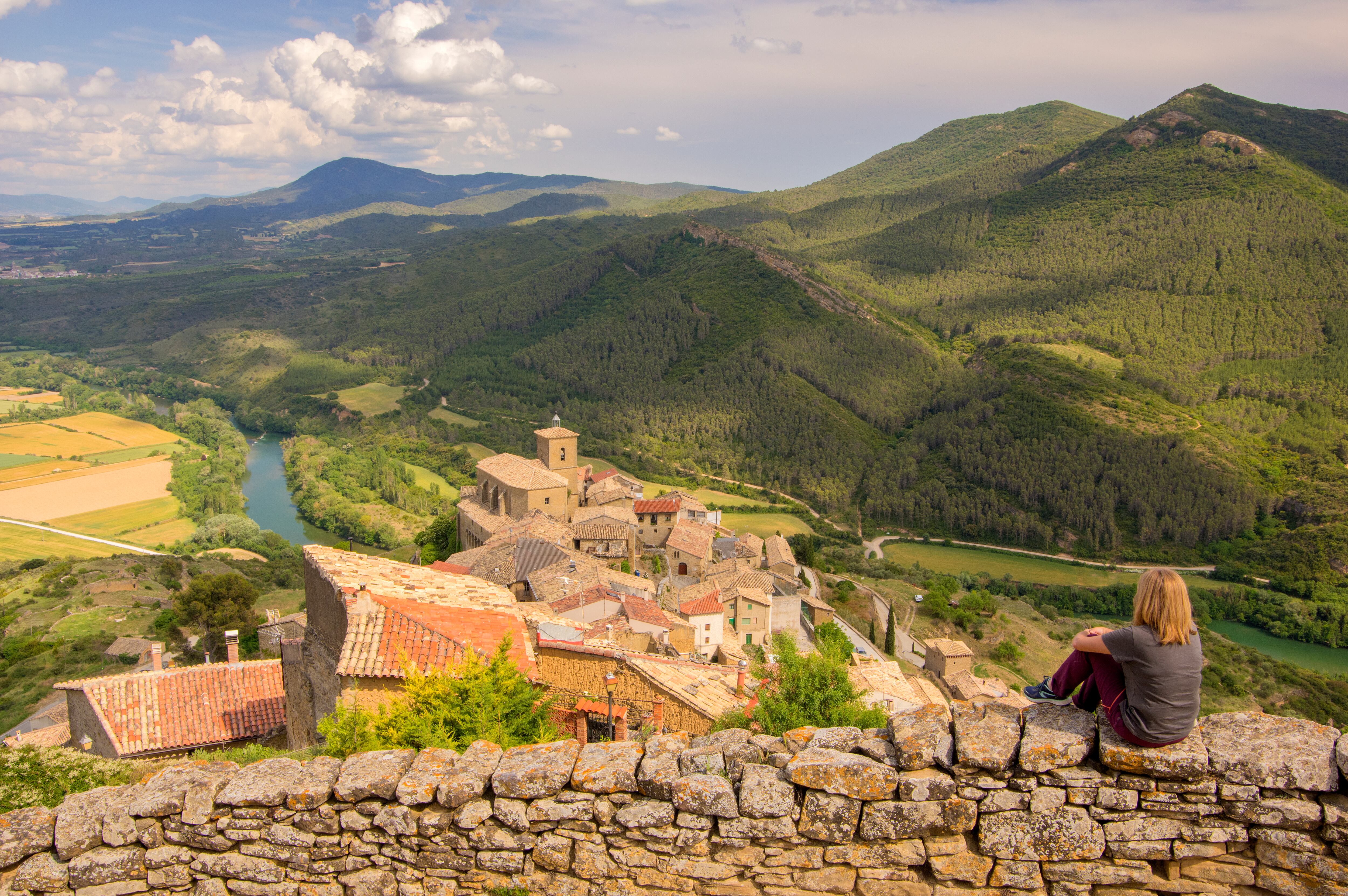 Gallipienzo es una villa medieval a unos 19 kilómetros plantada en lo alto de un cerro que domina el valle del ancho río Aragón.