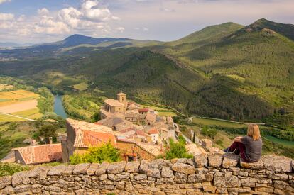 Gallipienzo es una villa medieval a unos 19 kilómetros plantada en lo alto de un cerro que domina el valle del ancho río Aragón.