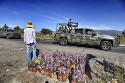 Soldados vigilan las carreteras de Apatzingán, en Michoacán.