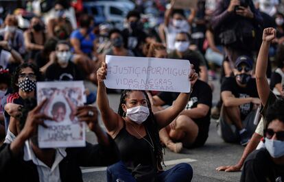 Manifestantes fazem ato em frente às 'Torres Gêmeas', no Recife, e cobram justiça por Miguel, em protesto nesta sexta-feira. 