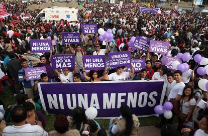 Miles de manifestantes contra la violencia de género en Lima el 13 de agosto.