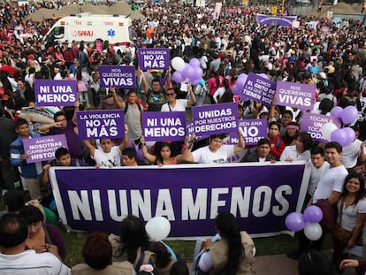 Miles de manifestantes contra la violencia de g&eacute;nero en Lima el 13 de agosto.