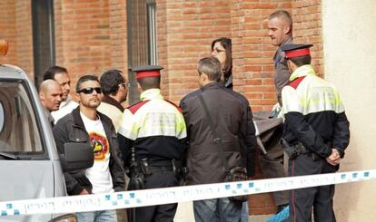 Los operarios trasladan el cad&aacute;ver de la mujer que ha aparecido muerta en su casa de Granollers.