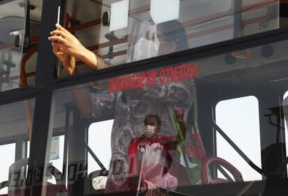 Una pasajera de autobús toma fotos del candidato presidencial del partido Acción Popular, Yonhy Lescano, mientras está atascado en el tráfico en el área de Villa El Salvador en las afueras de Lima.