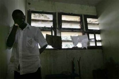 Saliou Fall, emigrante clandestino senegalés rescatado por un pesquero español, en una vivienda del puerto de Ziguinchor (Senegal).