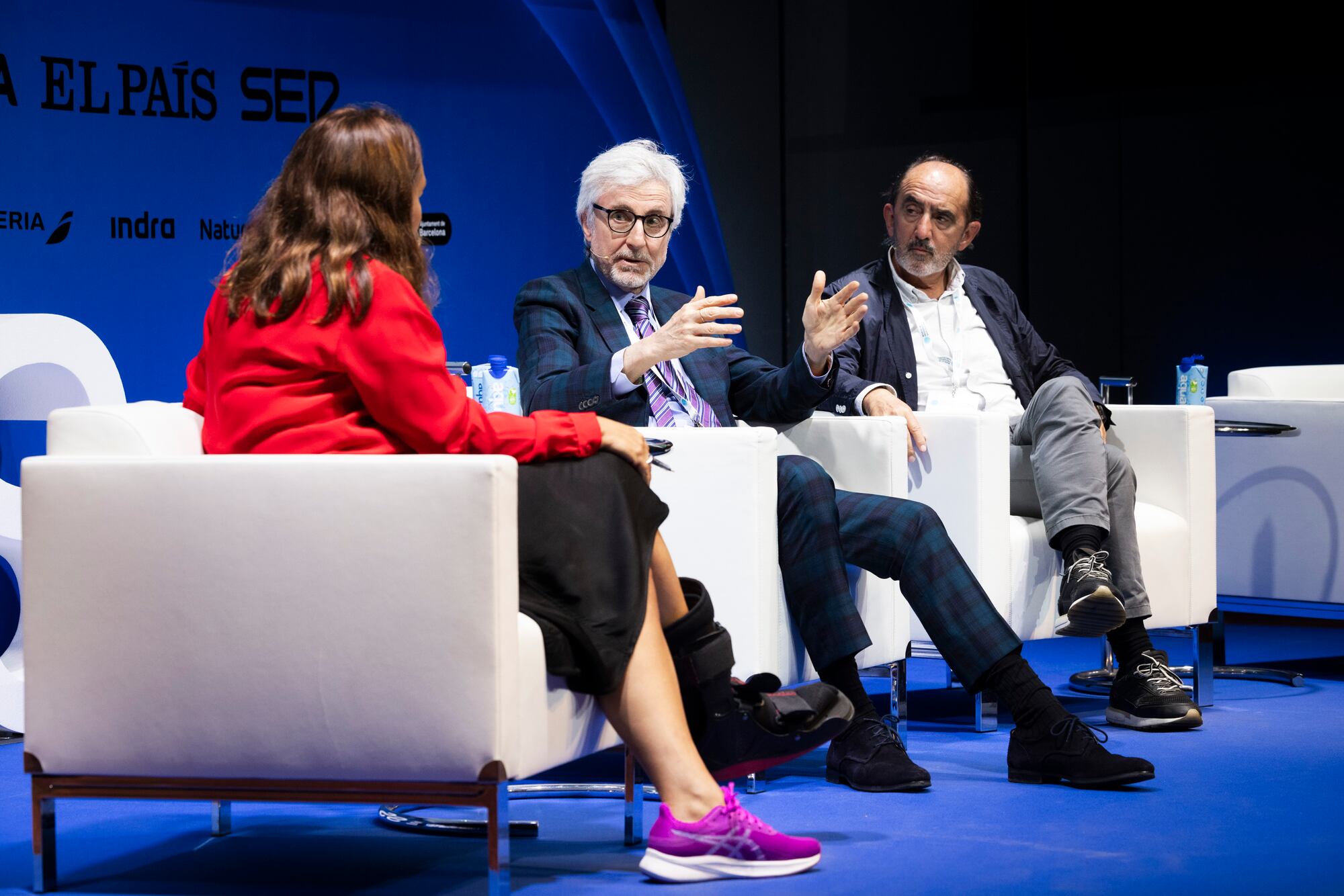 Ana Pantaleoni, redactora jefa de Cataluña de El País; el filósofo español Daniel Innerarity, y Enrique Goñi, presidente del Instituto Hermes, este lunes en el foro World in Progress.