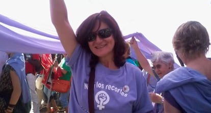 Una manifestante de la "oleada" violeta sostiene en alto la tela morada que identifica al movimiento feminista, que ha marchado desde Neptuno hasta Colón en la manifestación contra los recortes del Gobierno.