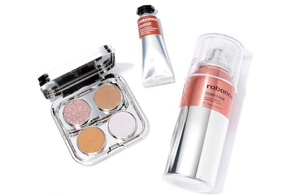 Sombra en crema Colorshot, paleta de cuatro sombras Handbag Palette y pintura metálica en bruma Shimmer Bomb. Todo de RABANNE, a la venta en la web de la marca y en Sephora.