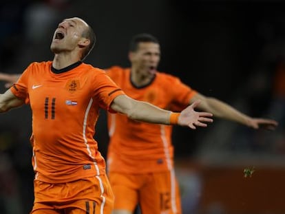 Robben celebra uno de los goles a Uruguay en la semifinal de 2010.