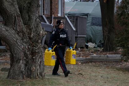 Un agente trabaja en uno de los jardines en el que Bruce McArthur enterr&oacute; a sus v&iacute;ctimas