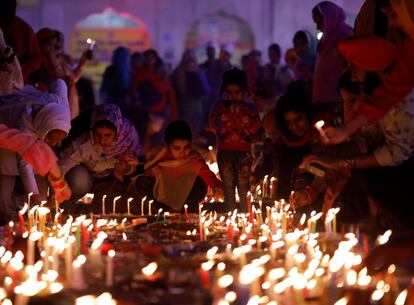 Devotos sij encienden velas en un templo para conmemorar el 550 aniversario del nacimiento de Guru Nanak Dev, el primer Sikh Guru y fundador de la fe Sikh, en Nueva Delhi (India).  