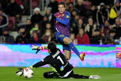 Tello bate a Bravo en el primer gol del partido.