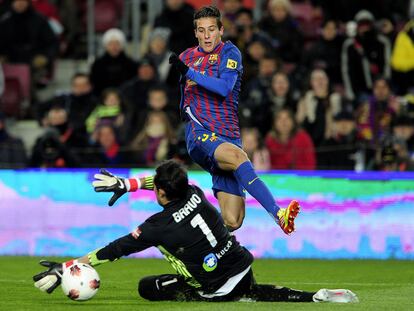 Tello bate a Bravo en el primer gol del partido.
