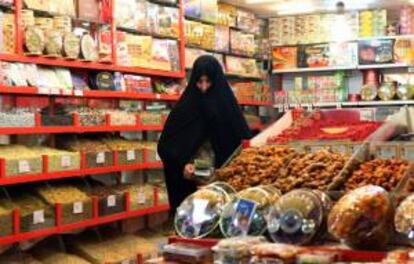 Una mujer compra en un bazar de la ciudad de Mashhad (Irán). EFE/Archivo