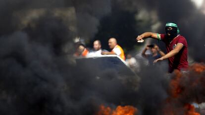 Un grupo de palestinos se enfrenta al Ejército israelí en la ciudad cisjordana de Nablus, Palestina.