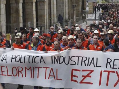 ESPA&Ntilde;A ARCELOR ZUMARRAGA:GRA047. ZUMARRAGA (GUIPUZCOA), 19/03/2016.- Los trabajadores de la planta de ArcelorMittal de Zumarraga celebran una manifestaci&oacute;n en esta localidad guipuzcoana para protestar por los planes de la empresa, que plantea un &quot;cese parcial de la actividad&quot; en esta f&aacute;brica. EFE/Juan Herrero