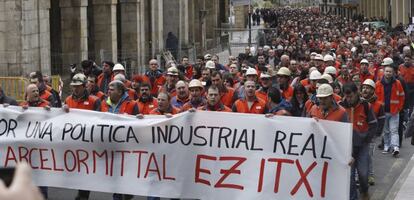 ESPA&Ntilde;A ARCELOR ZUMARRAGA:GRA047. ZUMARRAGA (GUIPUZCOA), 19/03/2016.- Los trabajadores de la planta de ArcelorMittal de Zumarraga celebran una manifestaci&oacute;n en esta localidad guipuzcoana para protestar por los planes de la empresa, que plantea un &quot;cese parcial de la actividad&quot; en esta f&aacute;brica. EFE/Juan Herrero