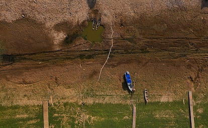 Embarcaciones yacen sobre el afluente seco del río Tapajos durante la sequía que azota el Amazonas, este 9 de octubre en el Estado de Pará, Brasil.