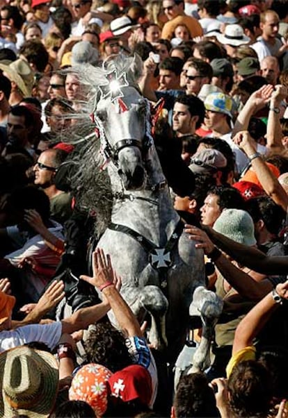 El caballo surge entre la multitud en la plaza de Ciutadella.