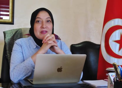 Saida Ounissi sentada en el despacho de su oficina, situada en el centro de t&uacute;nez